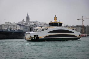 veerboot in de Straat van Bosporus, Istanboel, Turkije foto
