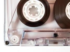 audiocassetteband die op witte achtergrond wordt geïsoleerd foto