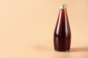 cold brew koffie in glazen fles. koffie om te gaan concept. eco-verpakkingen voor alledaagse drankjes. kopieer ruimte foto