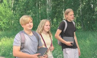 portret van een groep tieners van verschillende lengte met schooltassen en boeken die naar school komen, terug naar school concept. foto