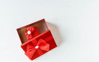 rode geschenkdoos geopend op witte houten tafel foto
