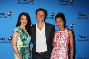 los angeles, 4 aug - bellamy young, tony goldwyn, kerry washington arriveert op de abc zomer 2013 tca party in het beverly hilton hotel op 4 augustus 2013 in beverly hills, ca foto