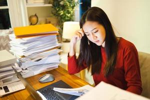 gestresste vrouw die thuis overwerk doet, laattijdige zaken. workaholic mensen concept foto