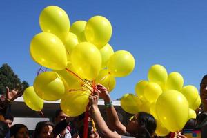 Culver City, 28 feb - bully balloon release om het loslaten van negativiteit aan te duiden tijdens het bully documentaire ballon release evenement op de Culver City middelbare school op 28 februari 2013 in Culver City, ca. foto