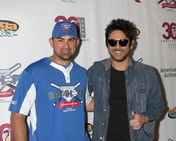 los angeles, 7 nov - adrian gonzalez, beto cuevas bij de adrian gonzalezs bat 4 hope celebrity softbal game padres contra el cancer in het dodger stadium op 7 november 2015 in los angeles, ca foto