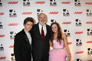 los angeles 7 feb - callan mcauliffe, rob reiner, madeline carroll arriveert op het aarp movies for adults gala 2011 in het regent beverly wilshire hotel op 7 februari 2011 in beverly hills, ca foto