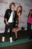 los angeles, 19 jan - cody simpson, bella thorne arriveert op cody simpsons 14e verjaardagsfeestje in pacific park bij santa monica pier op 19 januari 2011 in santa monica, ca foto