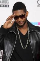 los angeles 21 nov - usher arriveert bij de 2010 american music awards in nokia theater op 21 november 2010 in los angeles, ca foto