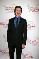 Los Angeles, 9 april - Jason Ritter arriveert op de 32e jaarlijkse College Television Awards in Renaissance Hotel Hollywood op 9 april 2011 in Los Angeles, ca. foto