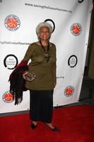 los angeles 5 okt - nichelle nichols arriveert op 5 oktober 2010 in los angeles, ca. foto