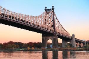 uitzicht op de brug van queensboro foto