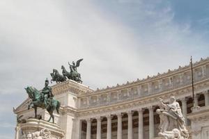 ruitermonument voor victor emmanuel ii dichtbij vittoriano bij dag in rome, italië foto