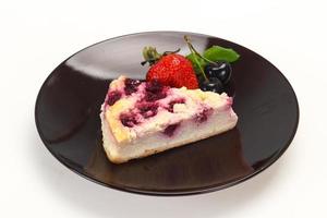 cheesecake met kers geserveerd aardbei foto