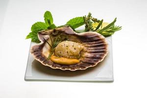 coquille met asperges, limoen, munt en rozemarijn foto