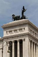 ruitermonument voor victor emmanuel ii dichtbij vittoriano bij dag in rome, italië foto