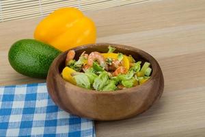 salade met garnalen en avocado foto