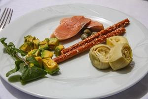 zalm met avocado en artisjok foto