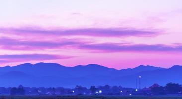 zacht gefocust van roze lucht en blauwe berg in schemering, landschap thailand foto