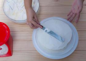 botercrème cake met de hand zetten met spatel foto