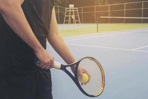 tennisser serveert tijdens een wedstrijd foto