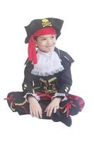 Aziatische jongen glimlachend in piratenkostuum geïsoleerd over white foto