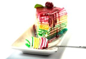 regenboog crêpe cake op witte achtergrond foto