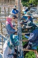 bouwvakkers installeren stalen staven in gewapende betonnen balk foto