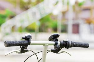 close-up van fiets hanclose-up van fietsstuur deel met licht en bel. de foto is gericht op de linkerhandgreep. dlebar gedeelte met licht en bel