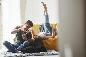 kijk naar die foto. jong koppel samen kijken naar de foto's gemaakt door de camera foto