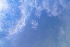 witte wolk en blauwe hemelachtergrond met exemplaarruimte foto