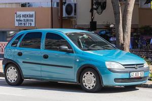 antalya turkije 04 maart 2022 blauwe opel corsa staat op een warme dag op straat geparkeerd foto