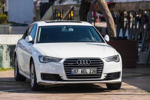 antalya turkije 04 maart 2022 witte audi a6 staat op een warme zomerdag op straat geparkeerd foto