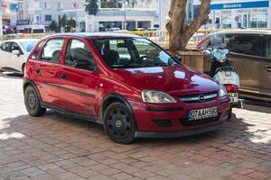 antalya turkije 04 maart 2022 rode opel corsa staat op een warme dag op straat geparkeerd foto