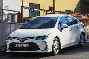 antalya turkije 4 maart 2022 witte toyota corolla staat op een warme dag op straat geparkeerd foto