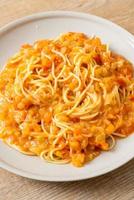 spaghetti pasta met romige tomatensaus foto