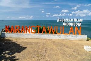 natuurlijke omgeving in het toeristengebied van het strand van karang tawulan, tasikmalaya indonesië foto