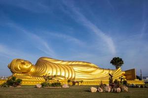 liggende boeddha met blauwe lucht foto