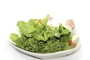 rolsalade is een gezonde voeding voor mensen die voor het lichaam zorgen. Het heeft voornamelijk biologische groenten op een witte achtergrond. foto