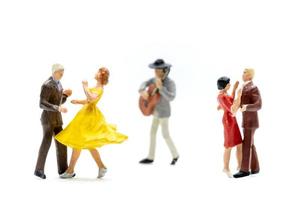 miniatuur mensen paar dansen met een gitarist die gitaar speelt foto