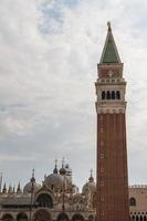 st mark's campanile - campanile di san marco in het italiaans, de klokkentoren van de st mark's basiliek in venetië, italië. foto