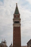 st mark's campanile - campanile di san marco in het italiaans, de klokkentoren van de st mark's basiliek in venetië, italië. foto