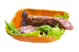 rijpe salami met salade, basilicum, ui en tomaat foto