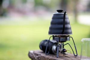 professionele barista die koffiezetapparaat en druppelketel klaarmaakt. alternatieve manieren om koffie te zetten. foto