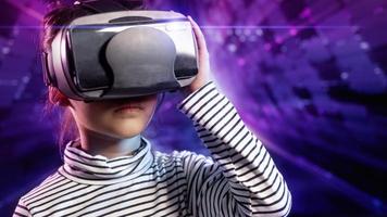 gelukkig meisje in een bril van virtual reality. augmented reality, wetenschap, toekomstig technologieconcept. vr. futuristische 3D-bril met virtuele projectie foto