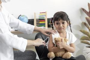 vaccinatie van kinderen. een injectie. selectieve aandacht. foto