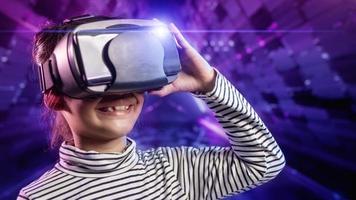 gelukkig meisje in een bril van virtual reality. augmented reality, wetenschap, toekomstig technologieconcept. vr. futuristische 3D-bril met virtuele projectie foto