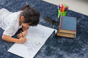 portret van voorschoolse jongen die tablet gebruikt voor zijn huiswerk, zachte focus van kind dat huiswerk maakt met behulp van digitale tablet die informatie zoekt op internet, e-learning of thuisonderwijs onderwijsconcept foto