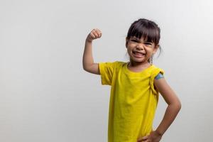 covid 19 vaccins voor kinderen concept. studio een portret van een schattig Aziatisch meisje na het krijgen van zijn eerste dosis vaccin. immuun, veilig, beschikbaar, terug naar school. foto