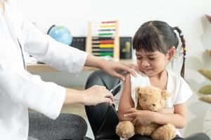 vaccinatie van kinderen. een injectie. selectieve aandacht. foto