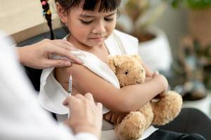 vaccinatie van kinderen. een injectie. selectieve aandacht. foto